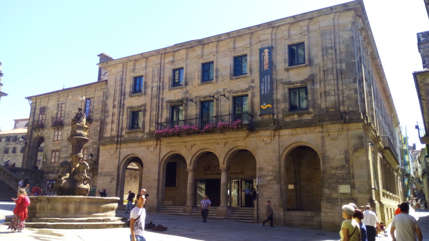 Casa Museo de las Peregrinaciones. Por la derecha, rúa de Xelmirez