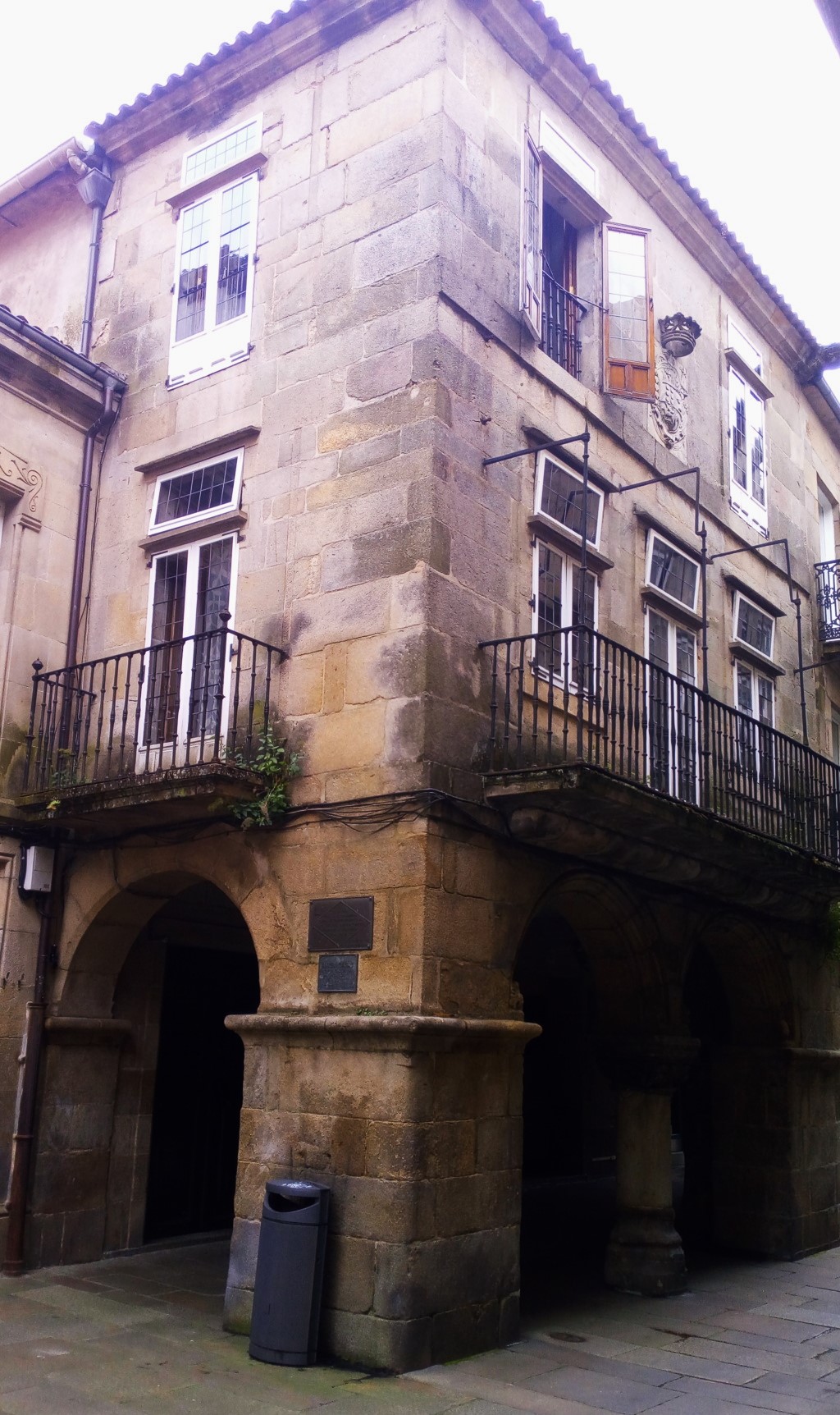 Rúa del Villar Nº 15. En esta casa tuvo sus talleres la imprenta editorial "Nós"fundada por Ánxel Casal. (Fixo por Galicia máis que todos nós) Castelao